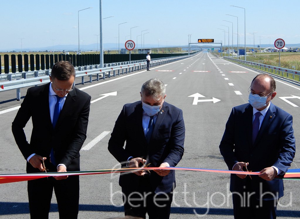 Átadták az M4-es autópálya Ártándig tartó szakaszát23